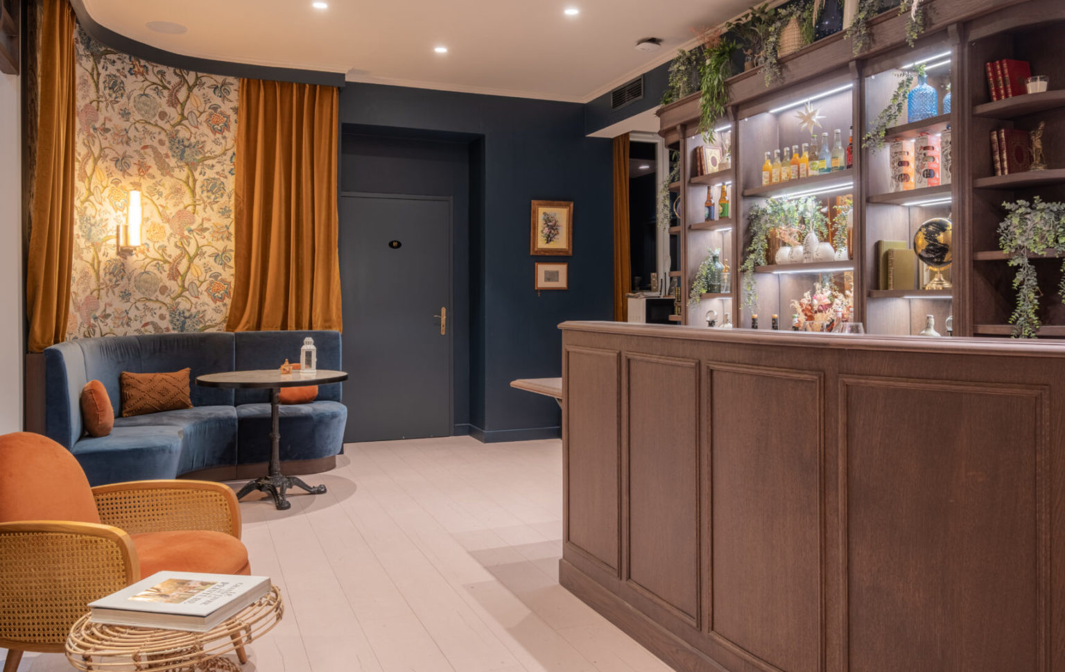 R&eacute;ception de l'h&ocirc;tel et salon aux banquettes bleues