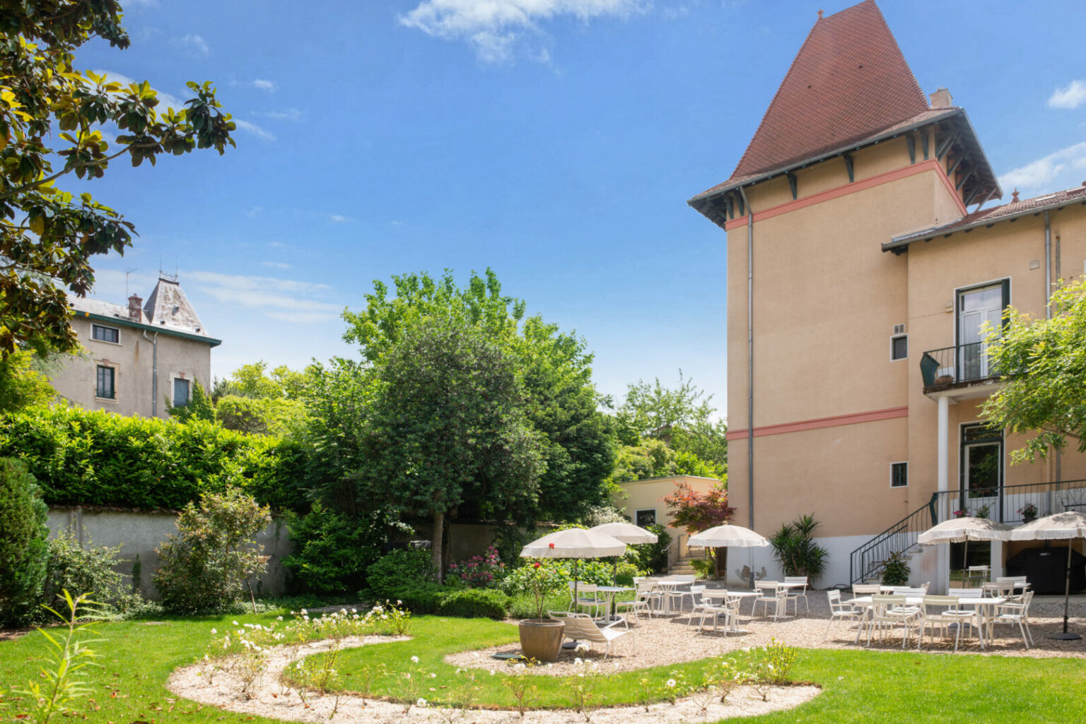 Jardin de l'h&ocirc;tel Maison Lacassagne avec pelouse et terrasse, Lyon 3e