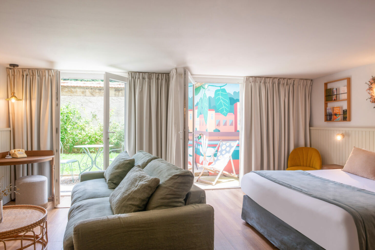Junior suite rez-de-jardin avec canap&eacute; et acc&egrave;s &agrave; la terrasse